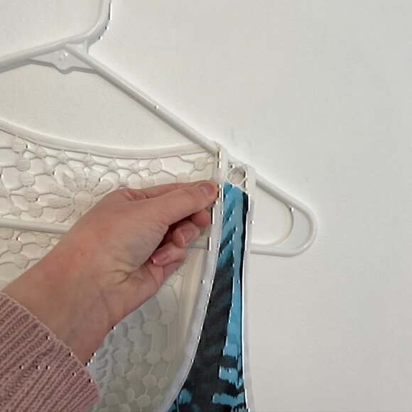 BEBE Blue Black White Feather Print Crochet Trim Sleeveless Mini Shift Dress XS - Picture 12 of 12